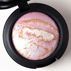 MAC Eyeshadow New “Invincible Light”